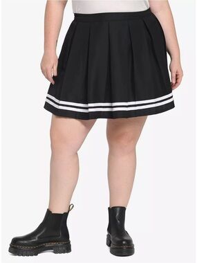 Hot Topic black pleated cheer mini skirt 💜